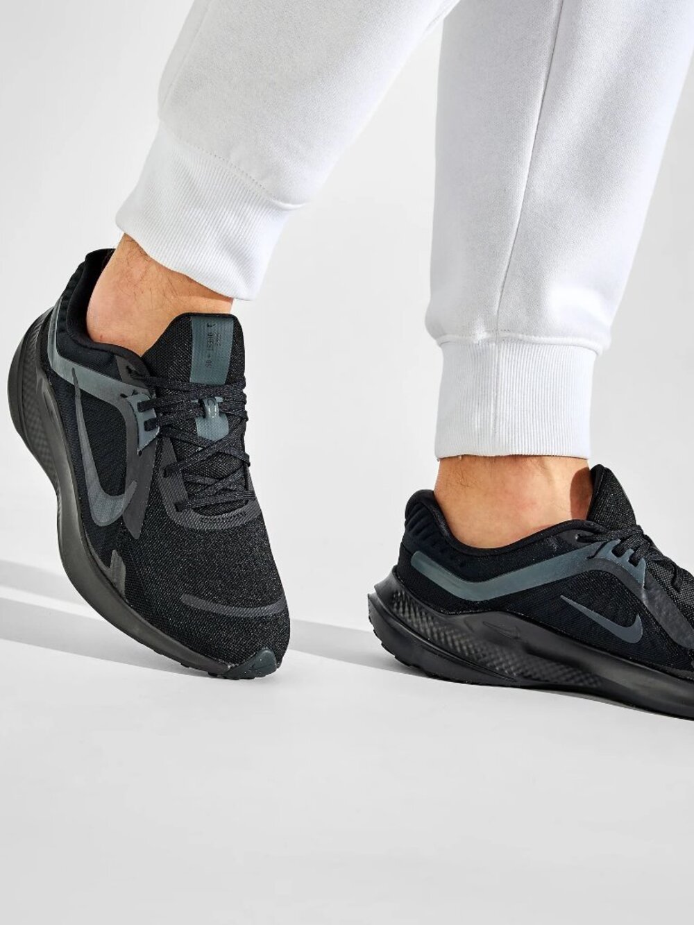 Nike Quest 5 Sneaker Black / Dark Smoke Size Unisex Mens 7 & Womens 8.5 (New)